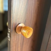 神戸市垂水区舞子台の売買物件/べっ甲のドアノブ。レトロなパーツもところどころに残る