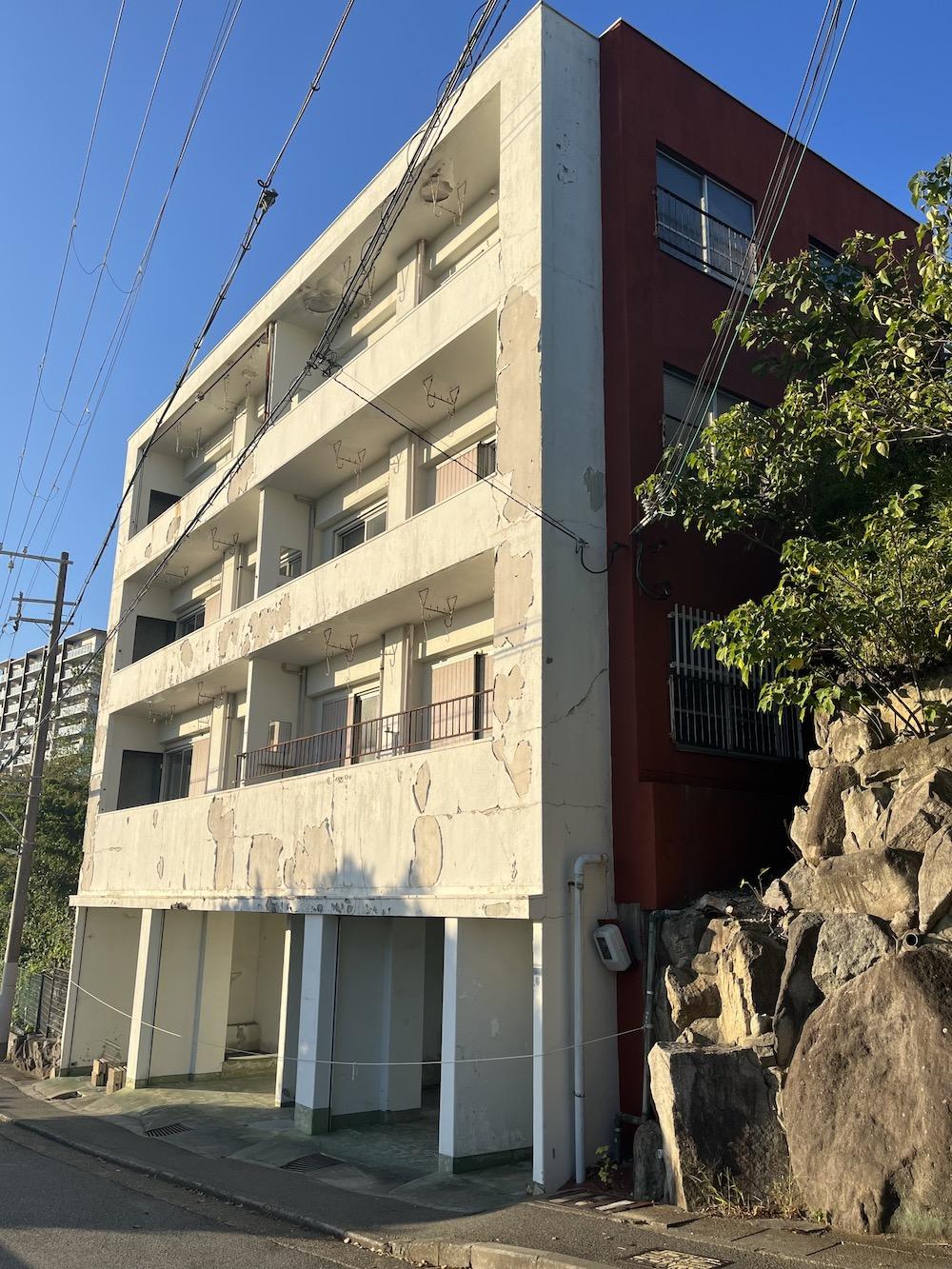 神戸市垂水区舞子台の売買物件/外観。外壁は塗装の剥がれや、部分的にRCが割れ落ちている部分もあるほど、劣化は進んでいます