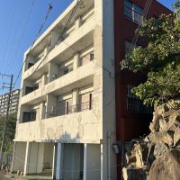 神戸市垂水区舞子台の売買物件/外観。外壁は塗装の剥がれや、部分的にRCが割れ落ちている部分もあるほど、劣化は進んでいます