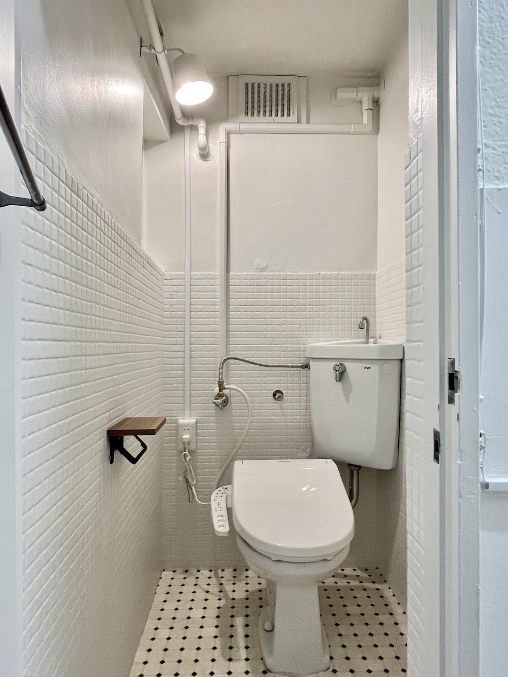 神戸市垂水区舞子台の賃貸物件/トイレも、タイルや照明がレトロでかわいい