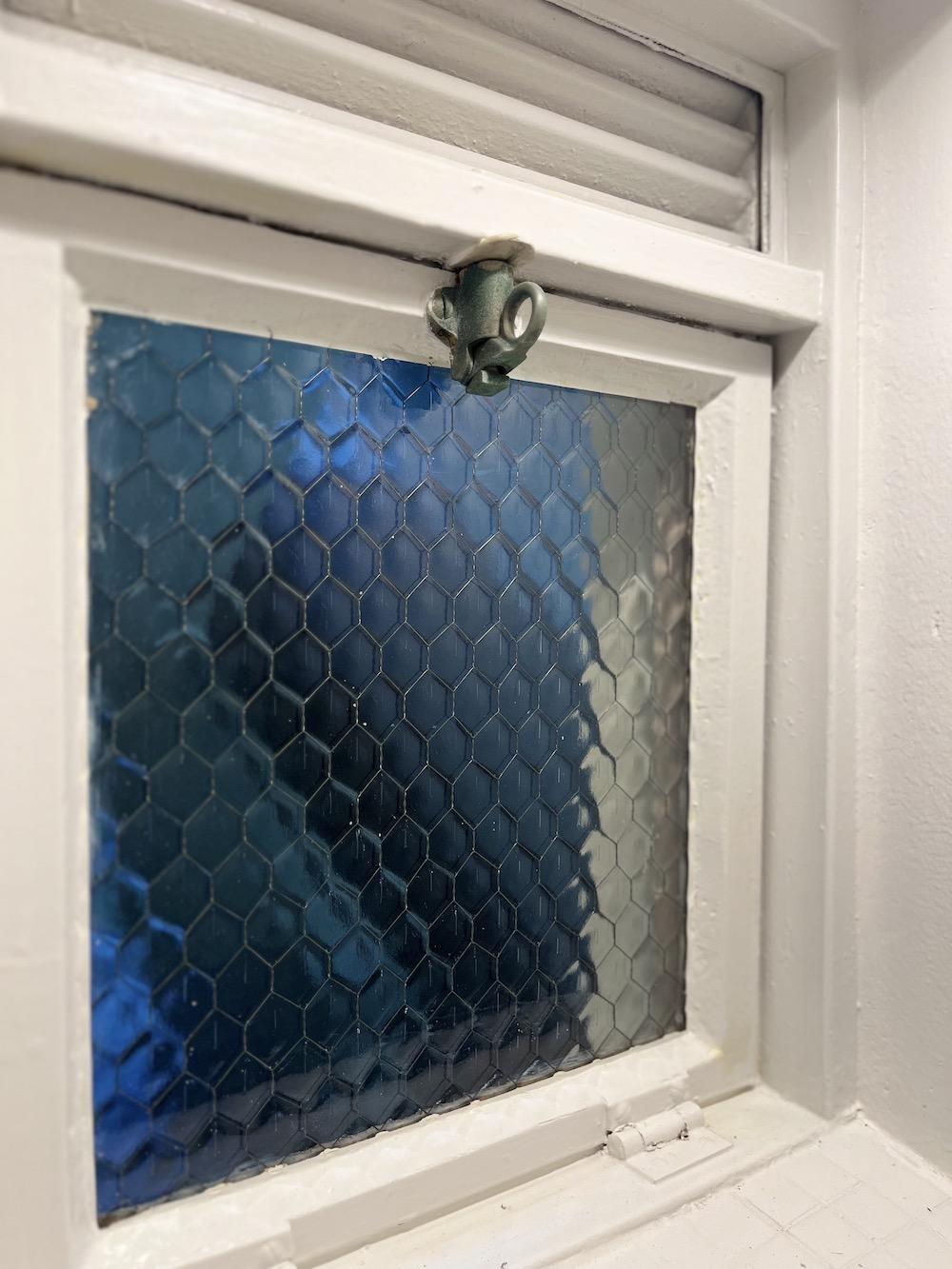 神戸市垂水区舞子台の賃貸物件/トイレのちゅるんとしたガラスの小窓にキュンとします