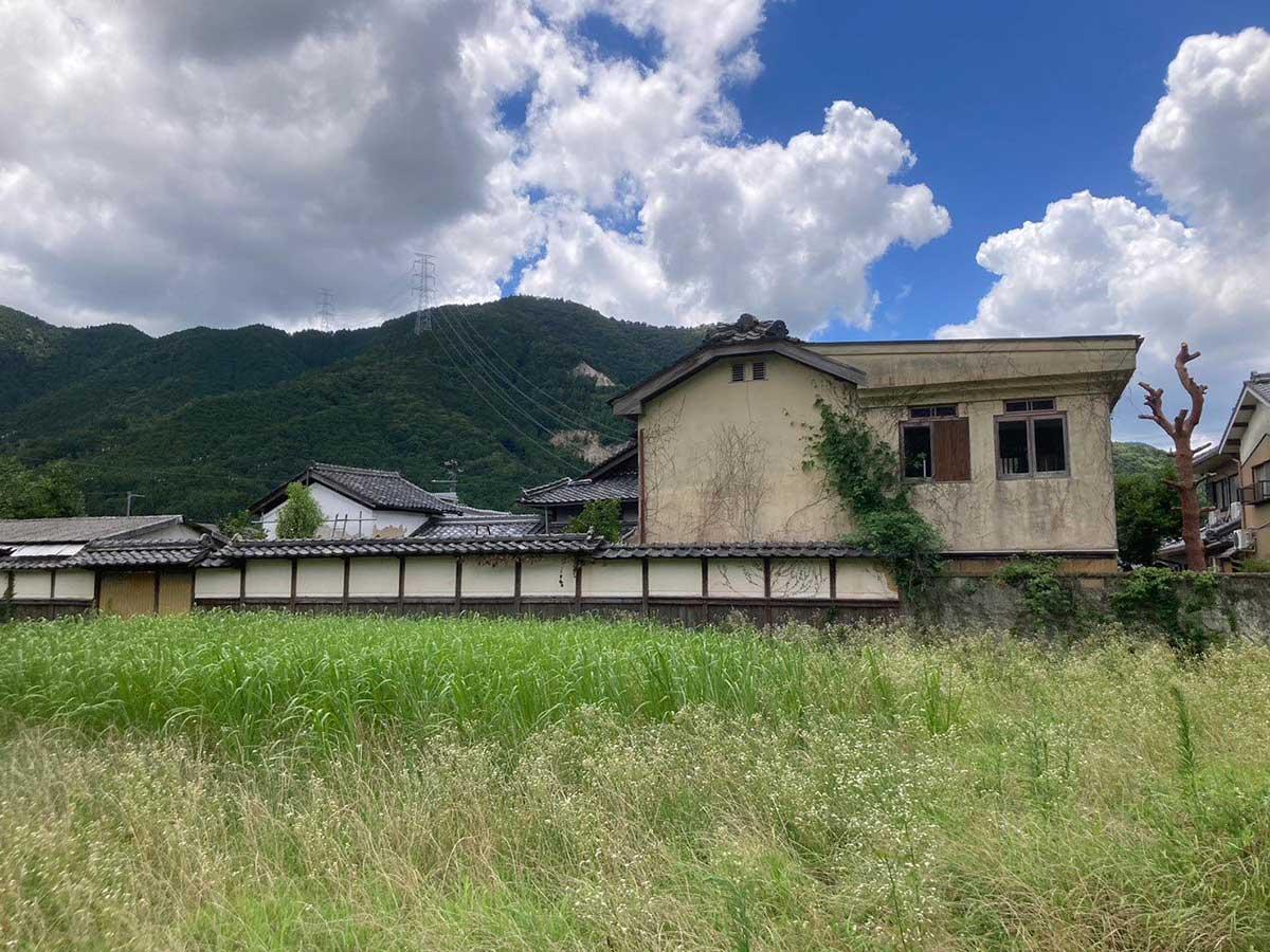 丹波市山南町の賃貸物件/山側からの外観