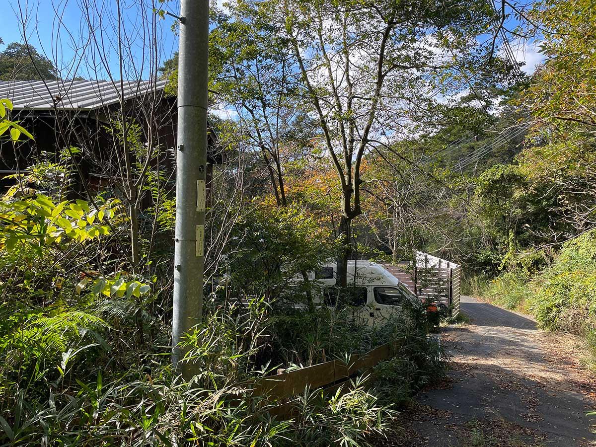 神戸市北区山田町下谷上字中一里山の売買物件/物件前の道、お隣さんは移住者とのこと