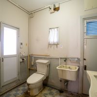 神戸市中央区北野町の売買物件/1階トイレ・洗面。奥にシャワールーム