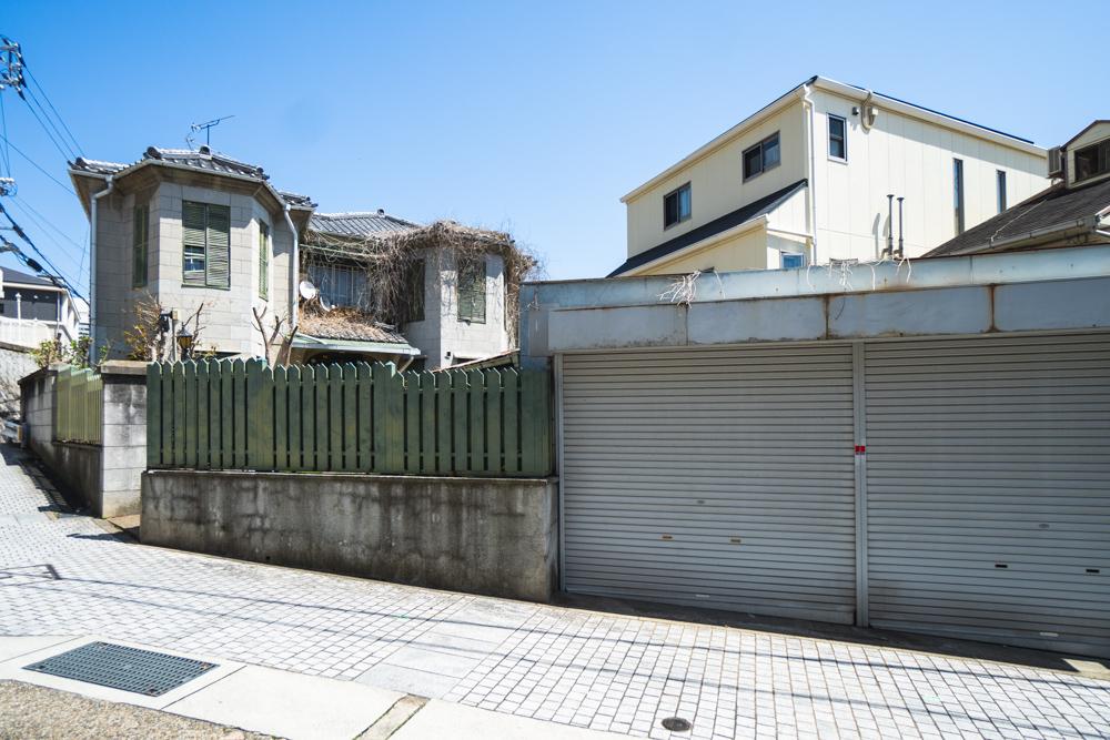神戸市中央区北野町の売買物件/シャッター付きの車庫あり