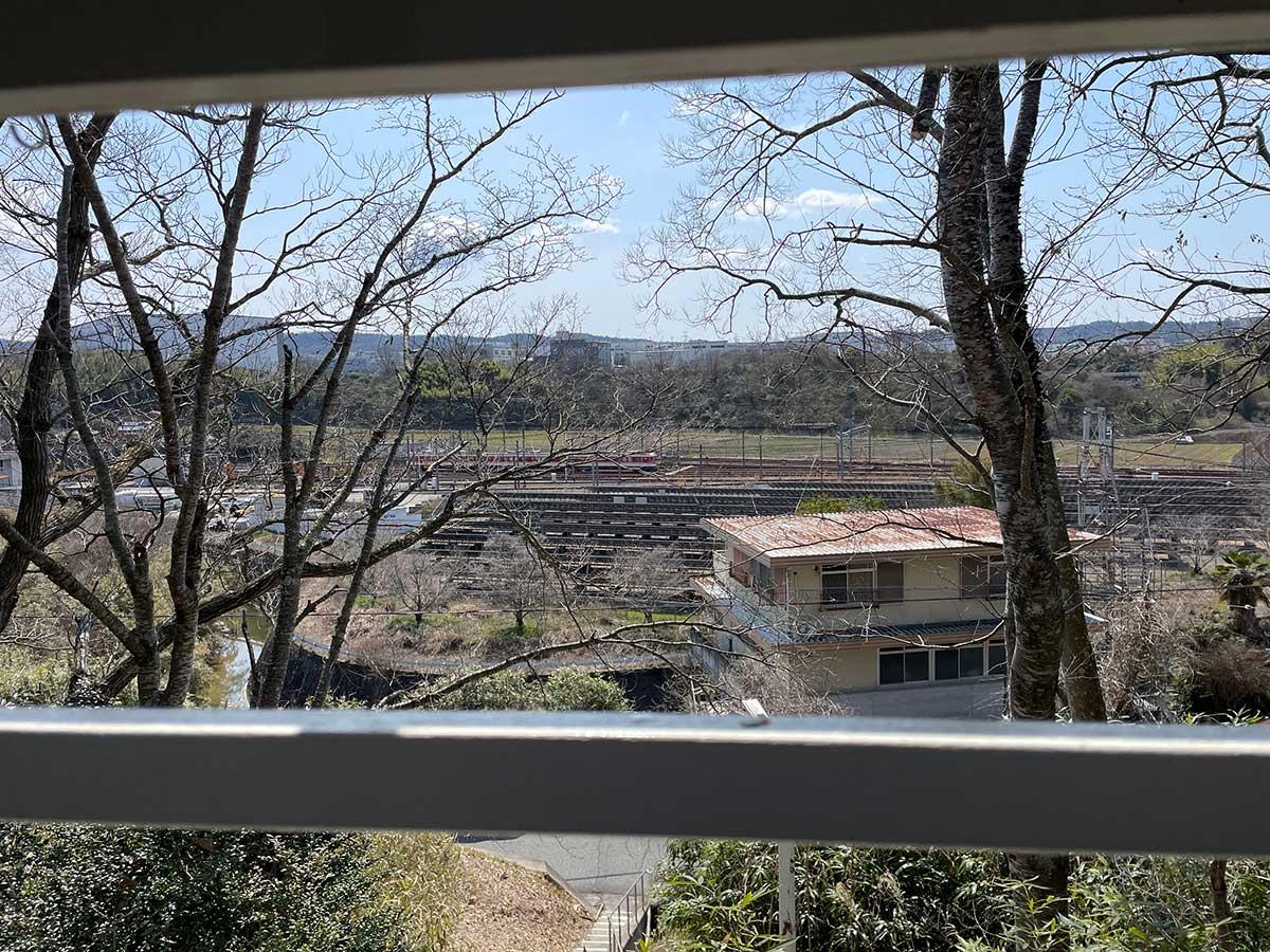 神戸市西区押部谷町の売買物件/道路の向こうは電車の車両基地