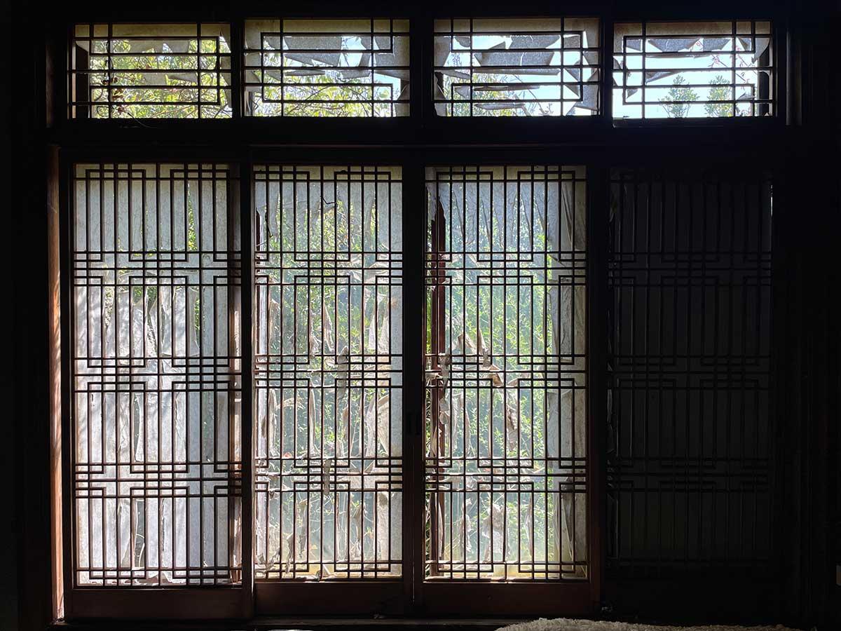 神戸市北区鈴蘭台西町の売買物件/美しい建具と差し込む光。