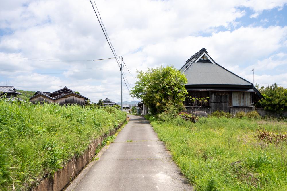 神戸市西区押部谷町細田の売買物件/前の道路も家と畑に囲まれたのどかな道