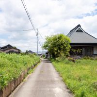 神戸市西区押部谷町細田の売買物件/前の道路も家と畑に囲まれたのどかな道