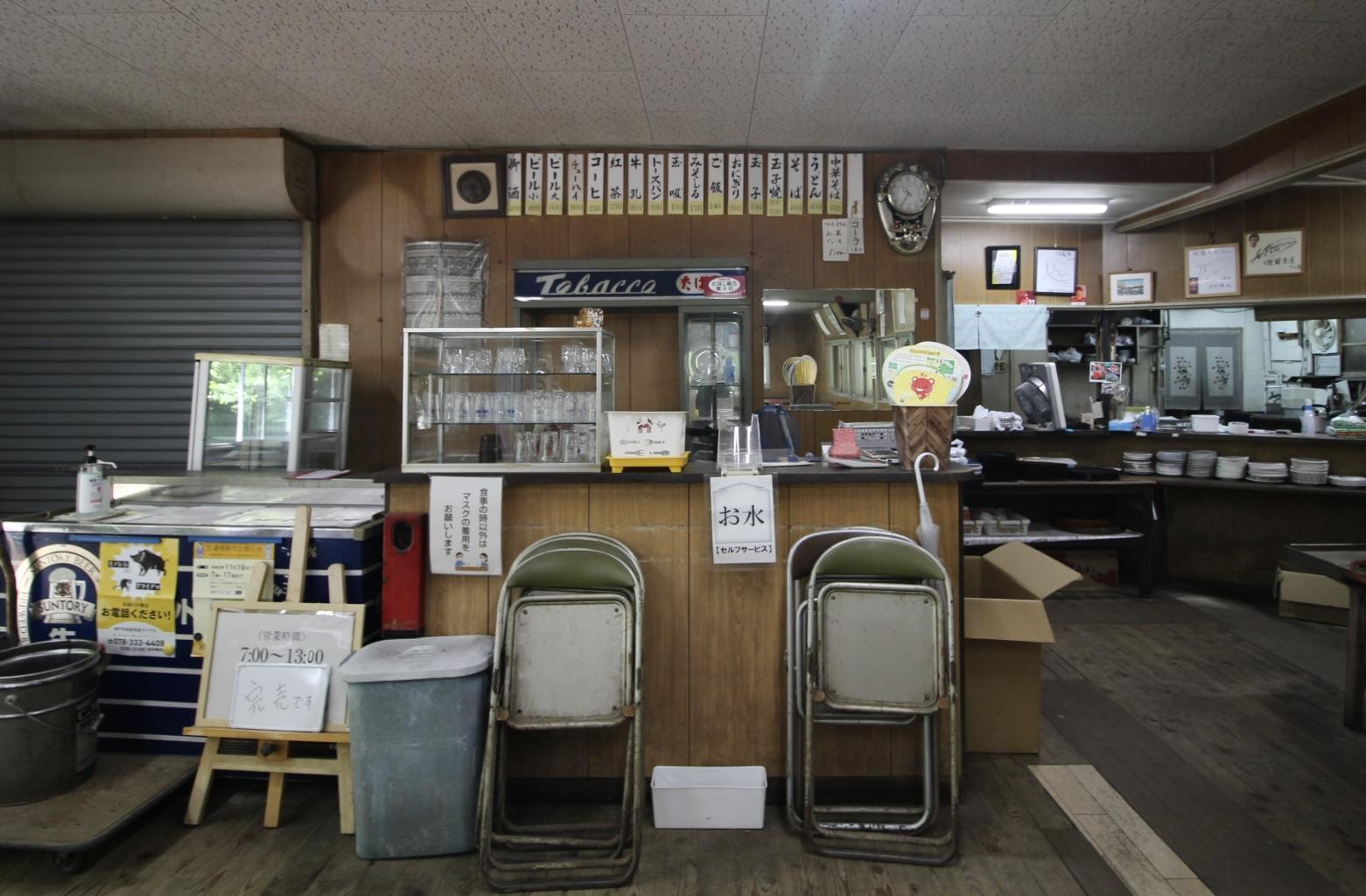 神戸市中央区神戸港地方字再度谷の売買物件/レトロなタバコのショーケースや冷蔵庫、カウンターも趣があります