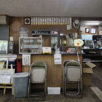 神戸市中央区神戸港地方字再度谷の売買物件/レトロなタバコのショーケースや冷蔵庫、カウンターも趣があります