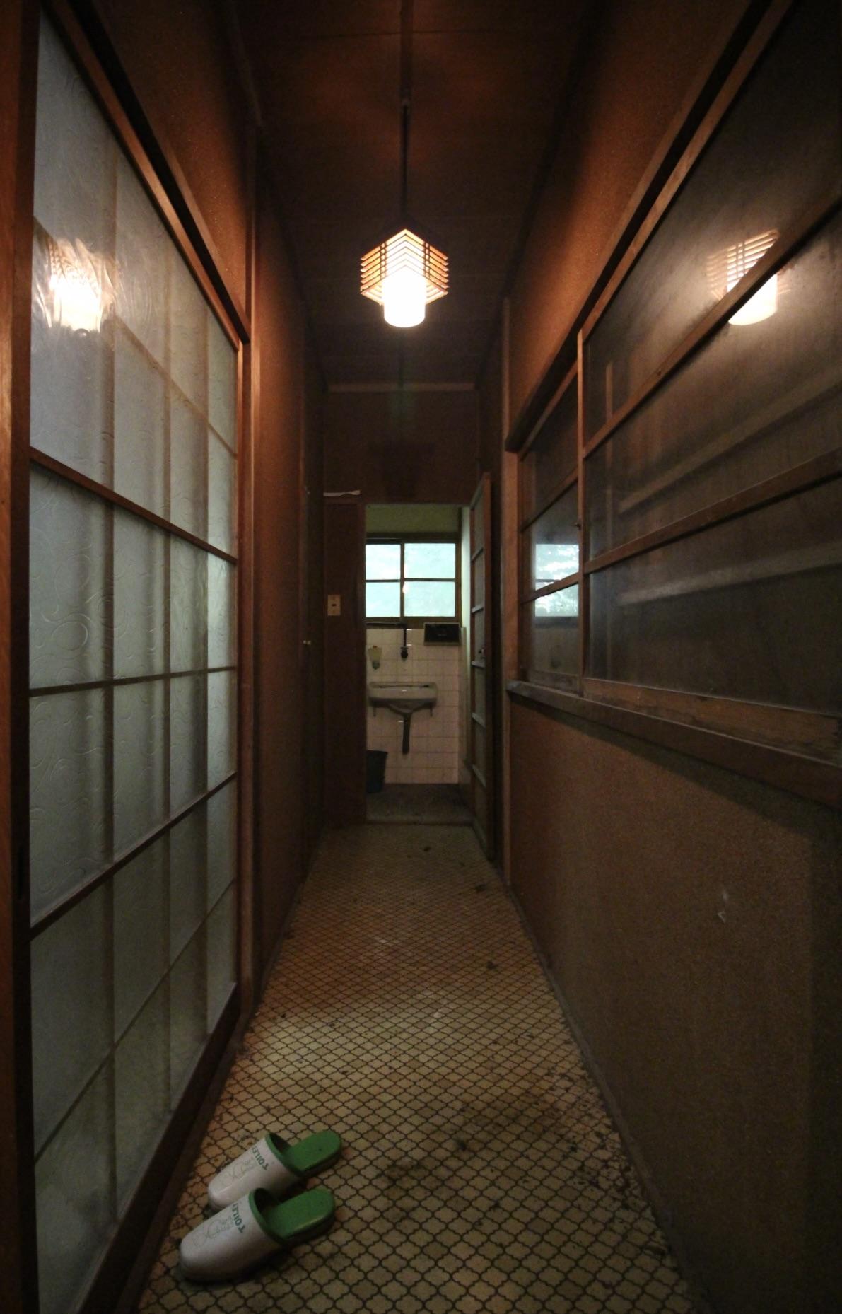 神戸市中央区神戸港地方字再度谷の売買物件/タイル張りの床に木製建具や照明も趣があります