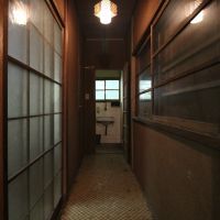 神戸市中央区神戸港地方字再度谷の売買物件/タイル張りの床に木製建具や照明も趣があります
