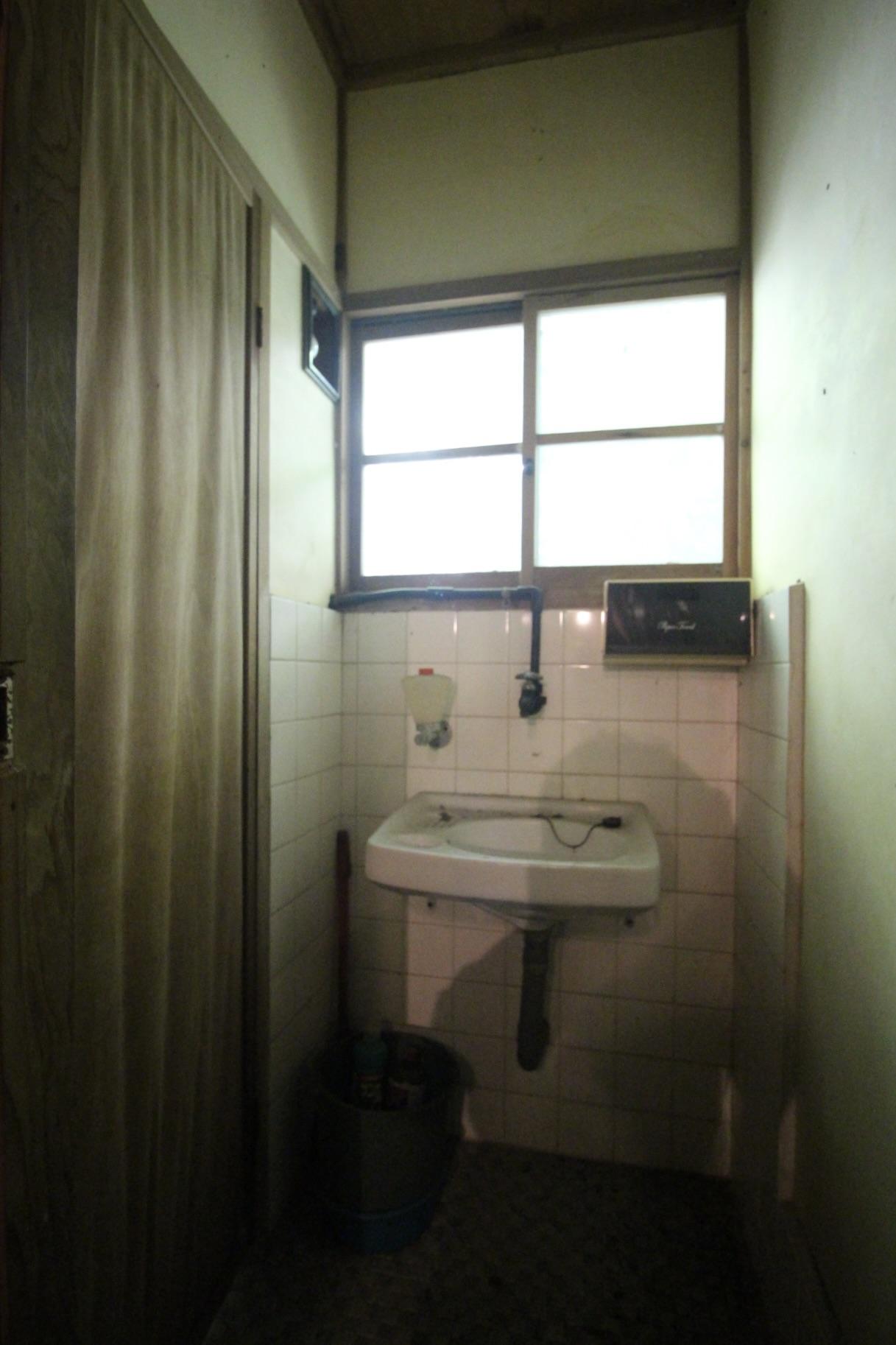 神戸市中央区神戸港地方字再度谷の売買物件/洗面台とその隣の2階のトイレは撤去済み
