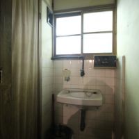 神戸市中央区神戸港地方字再度谷の売買物件/洗面台とその隣の2階のトイレは撤去済み