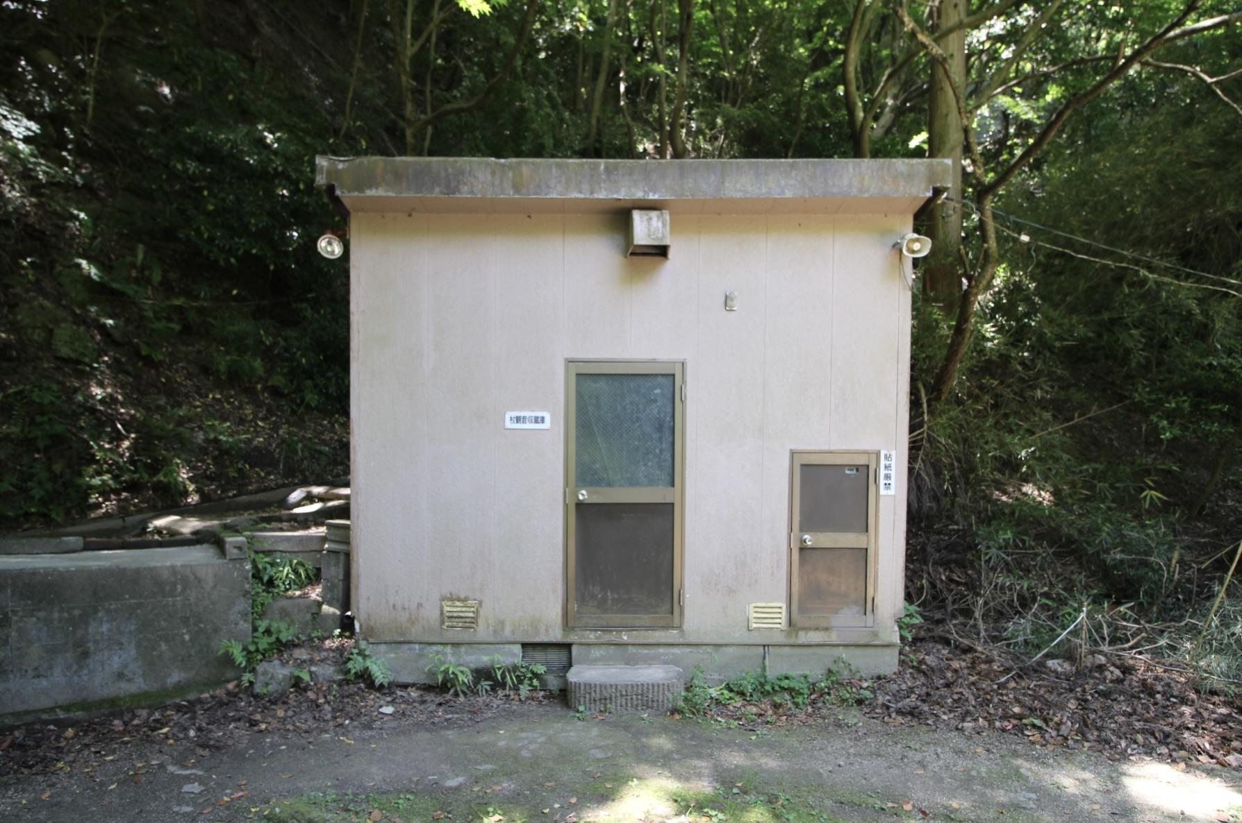 神戸市中央区神戸港地方字再度谷の売買物件/敷地内には登山会が設置された倉庫があり、毎朝スピーカーから自動でラジオ体操が流れます