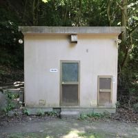 神戸市中央区神戸港地方字再度谷の売買物件/敷地内には登山会が設置された倉庫があり、毎朝スピーカーから自動でラジオ体操が流れます