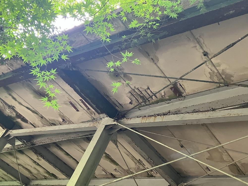 神戸市中央区神戸港地方字再度谷の売買物件/テラスの土台は鉄骨の剥落や鉄筋の露出などの老朽化が見られます