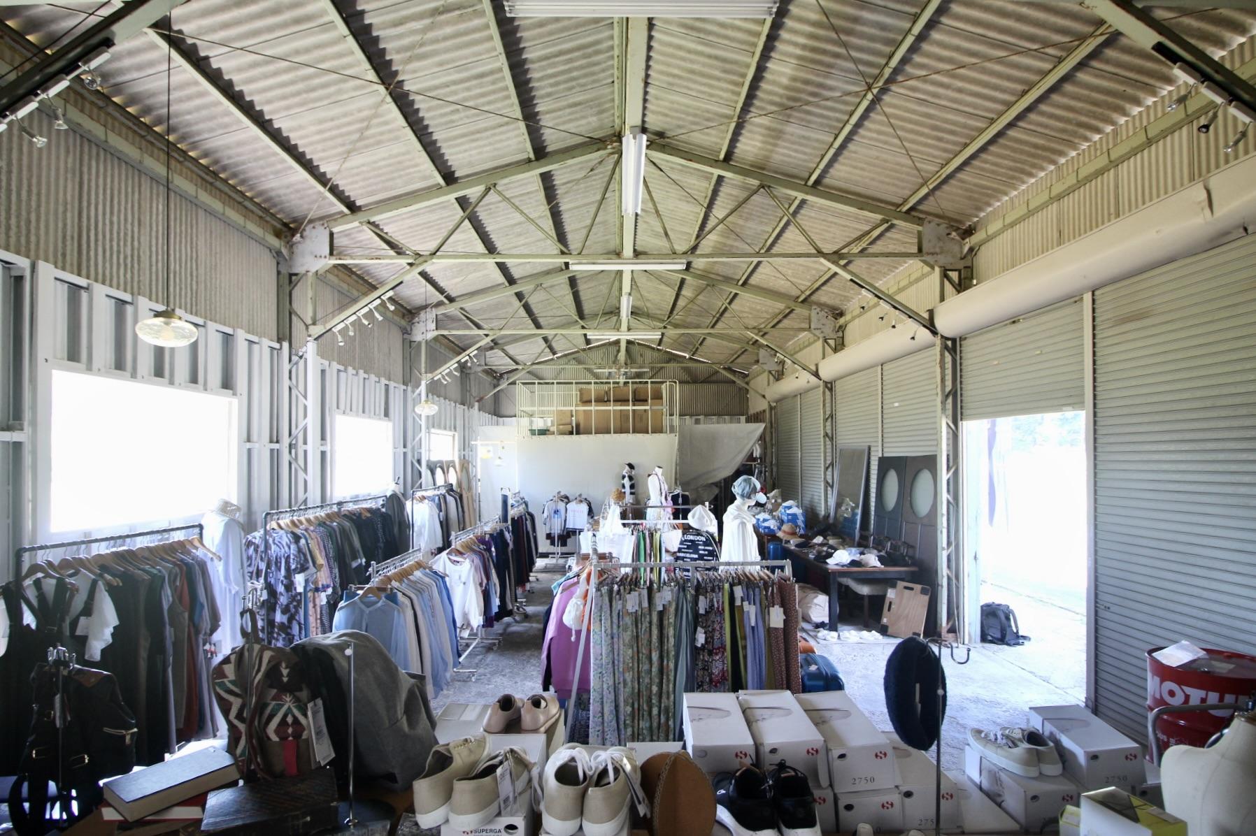 丹波篠山市日置の賃貸物件/インダストリアルな雰囲気漂う鉄骨倉庫の窓からは、長閑な農村風景が広がります