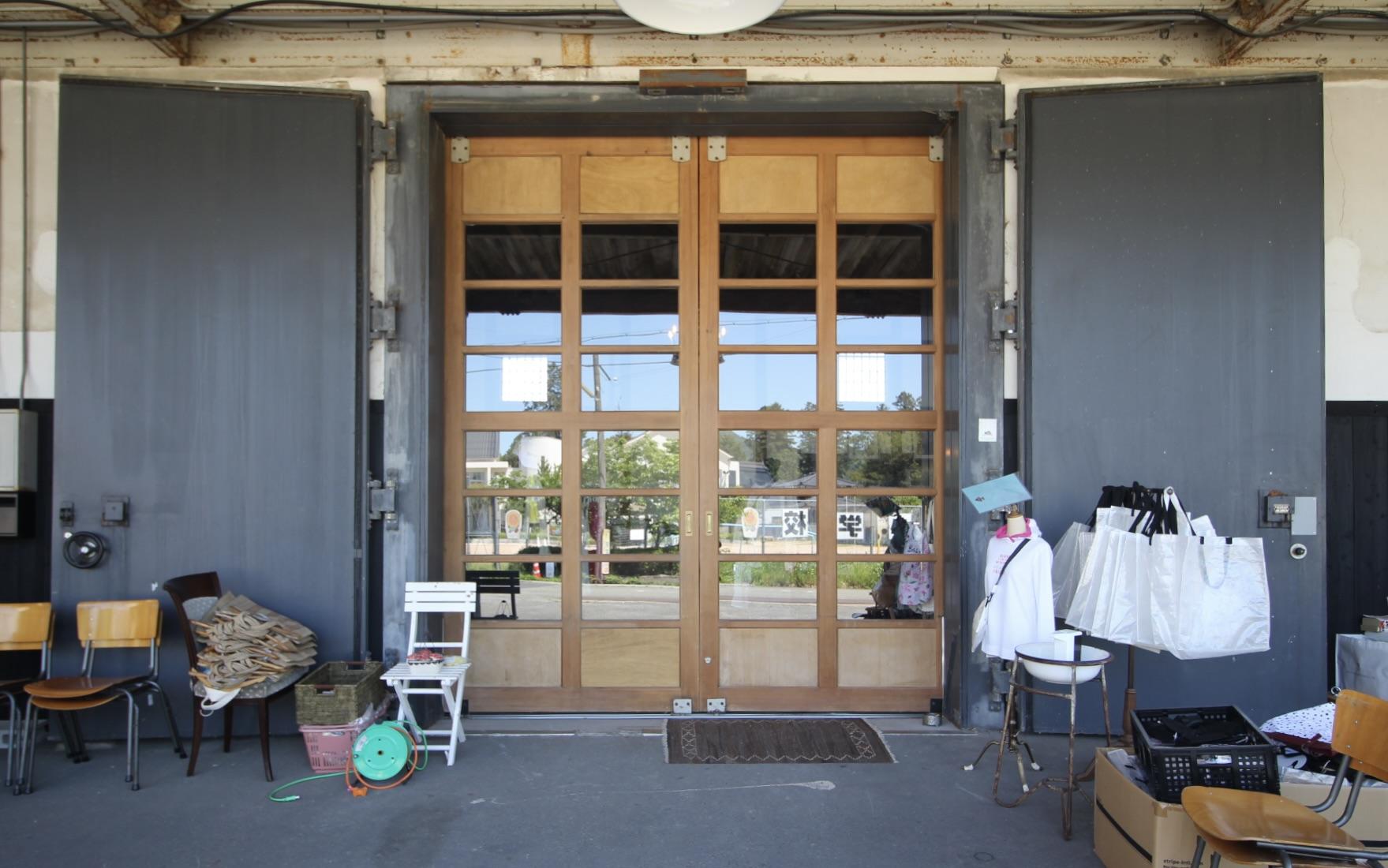 丹波篠山市日置の賃貸物件/見上げるほど大きな重厚感のある鉄扉と木製引き戸