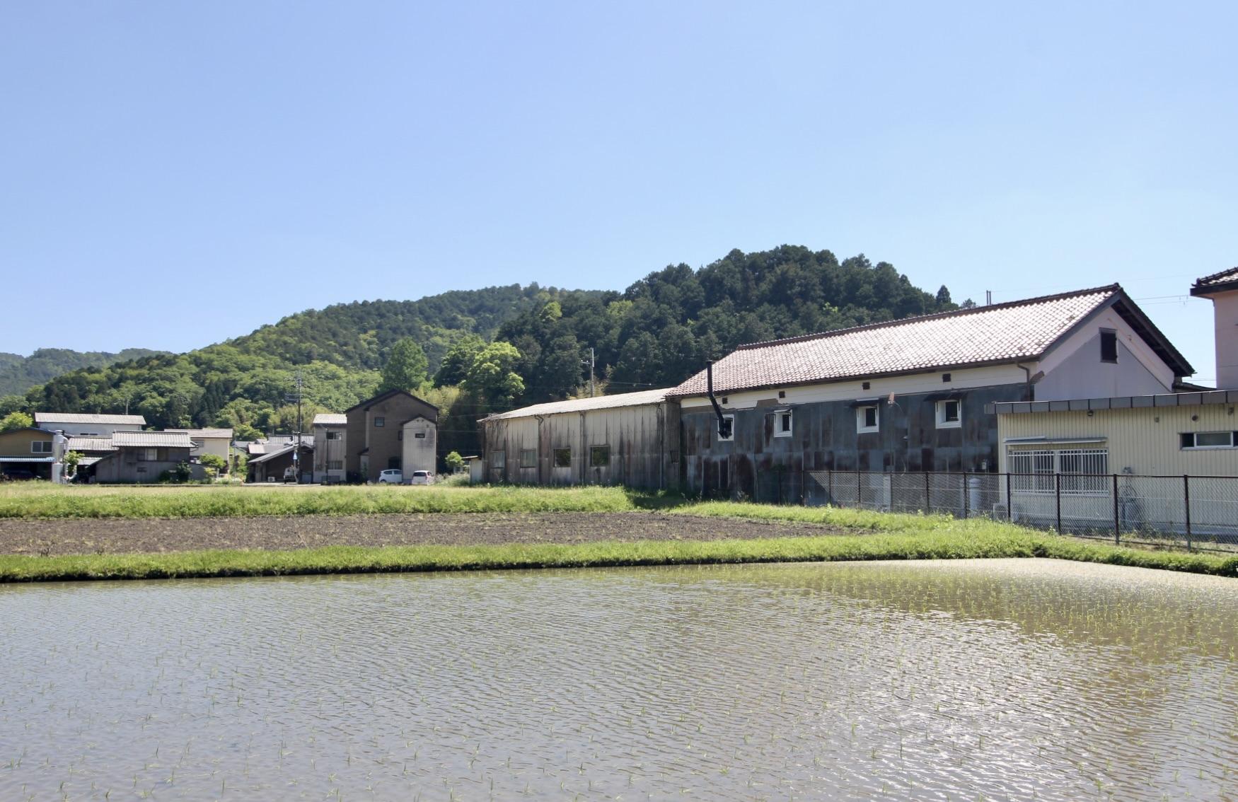 丹波篠山市日置の賃貸物件/米蔵と倉庫の裏手には田園が広がります