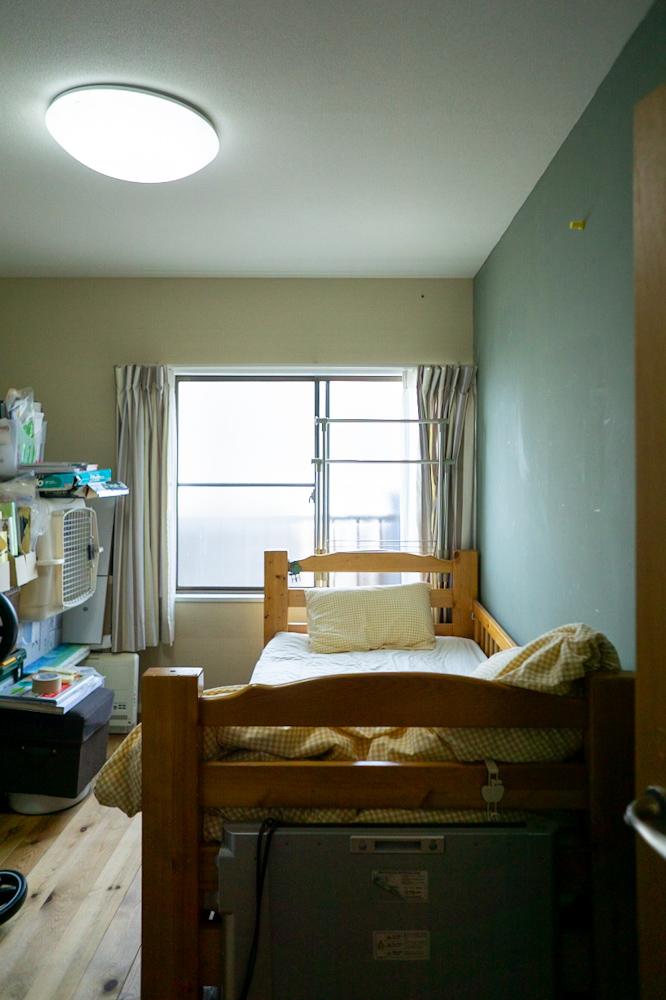 宝塚市仁川台の売買物件/2階は各部屋の1面だけアクセントカラーが施されています
