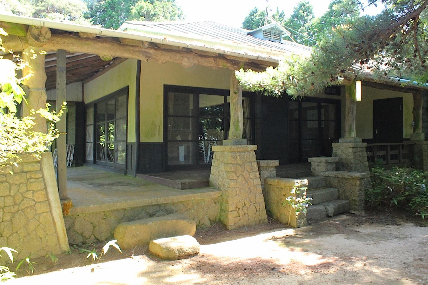 神戸市灘区六甲山町北六甲の売買物件/無骨な自然素材と精緻なディテールの対比