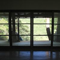 神戸市灘区六甲山町北六甲の売買物件/窓ガラスに森の借景