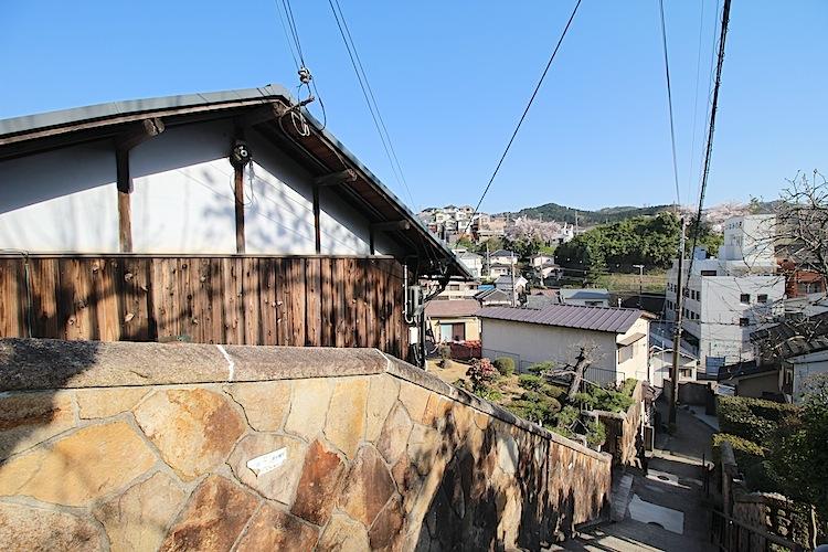 神戸市北区鈴蘭台北町の売買物件/石張りの塀に圧倒されました