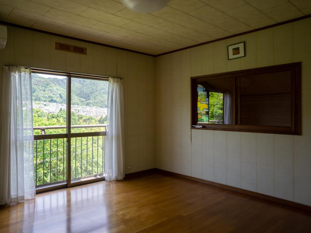 神戸市北区大池見山台の売買物件/2階洋室には吹き抜けに通じた内窓が