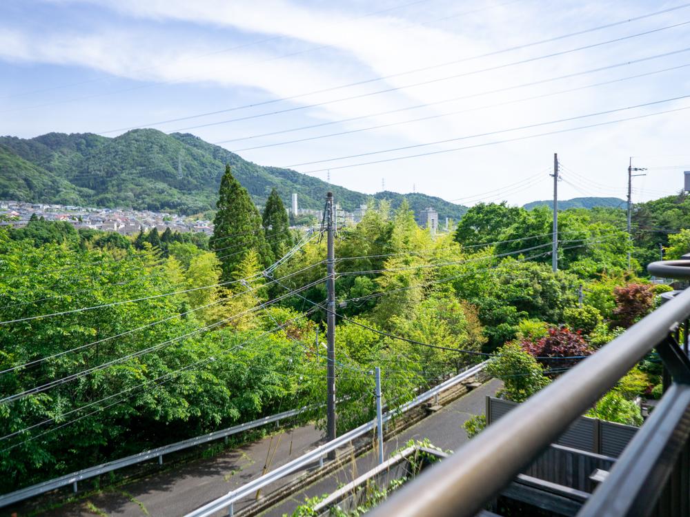 神戸市北区大池見山台の売買物件/2階洋室からの景色。緑があふれています