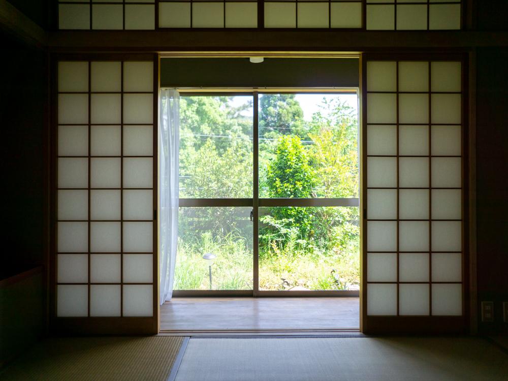 神戸市北区大池見山台の売買物件/1階和室と庭の関係