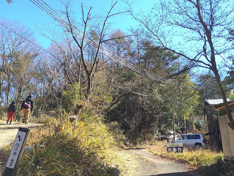 神戸市北区山田町下谷上中一里山の売買物件/山へ散策中の親子。その脇道に本物件(右手前)