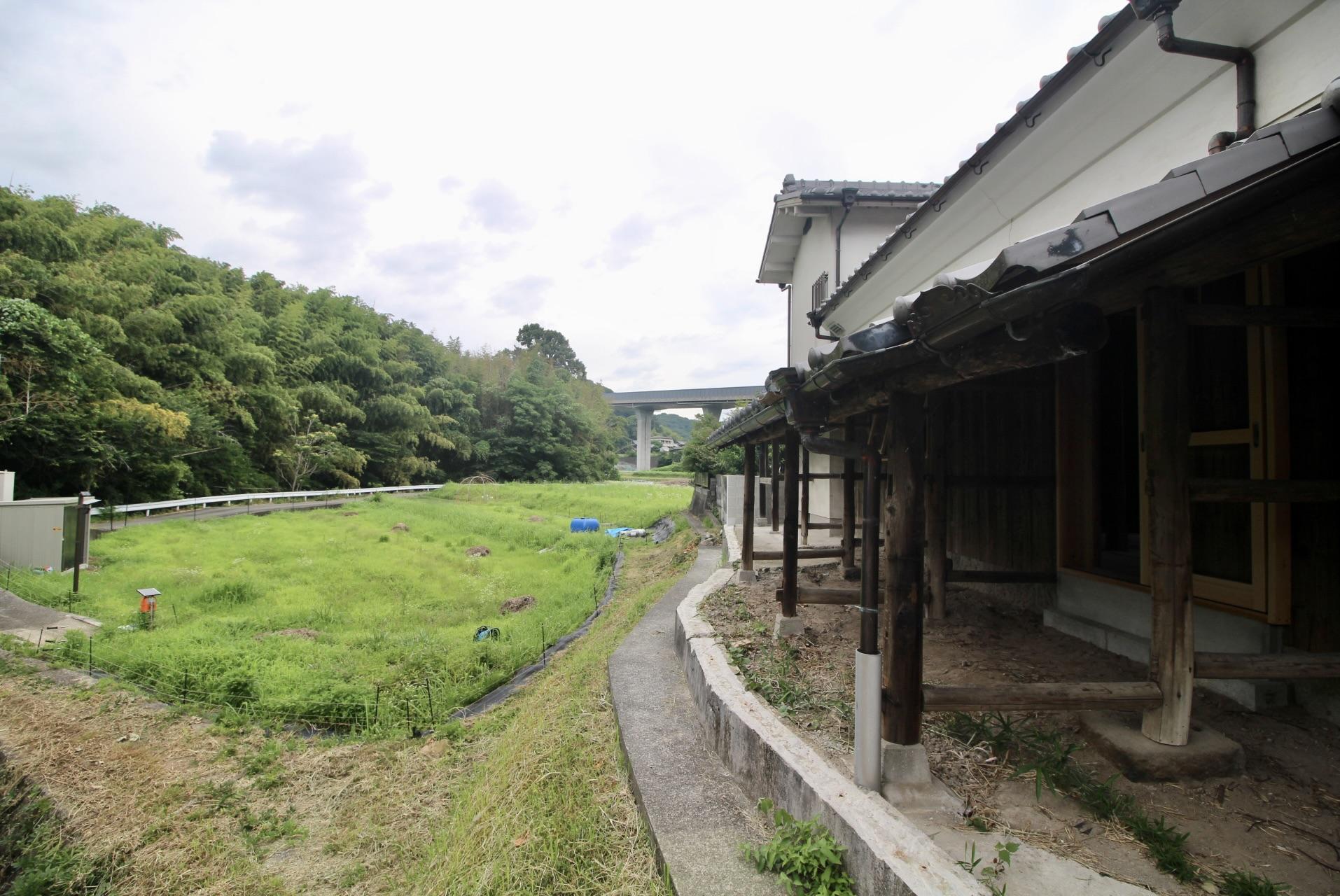 神戸市須磨区白川の賃貸物件/ここにベンチなどを設け、テイクアウト後の飲食スペースとして利用するのも良さそう