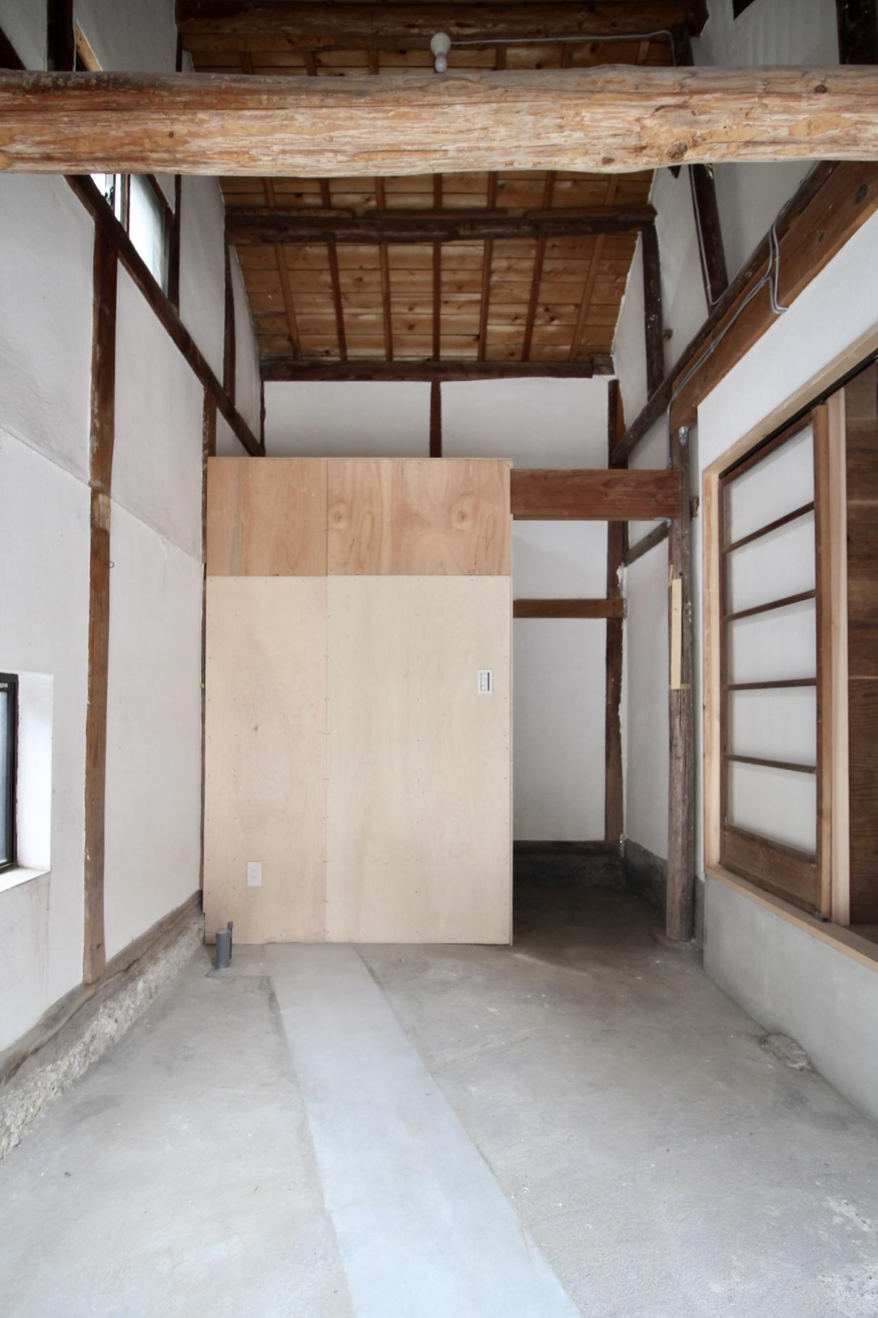 神戸市須磨区白川の賃貸物件/天井が高く開放的な空間。キッチンを設置可能な給排水設備があり、奥にはトイレも設置されています。