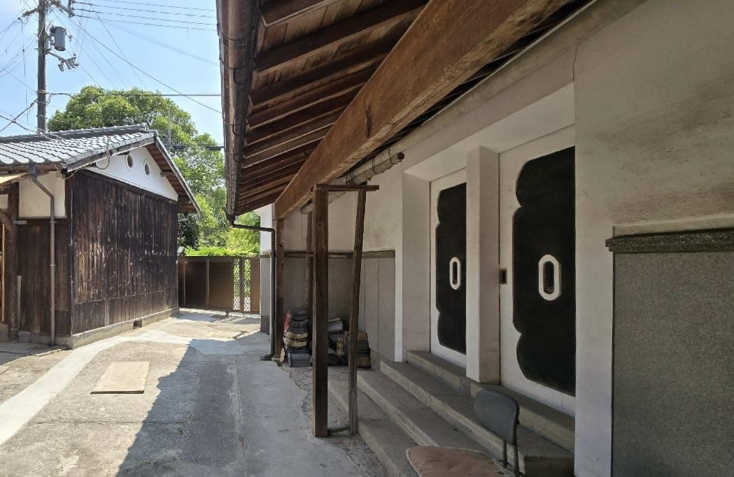 神戸市須磨区白川の賃貸物件/重厚感のある立派な蔵戸の外観