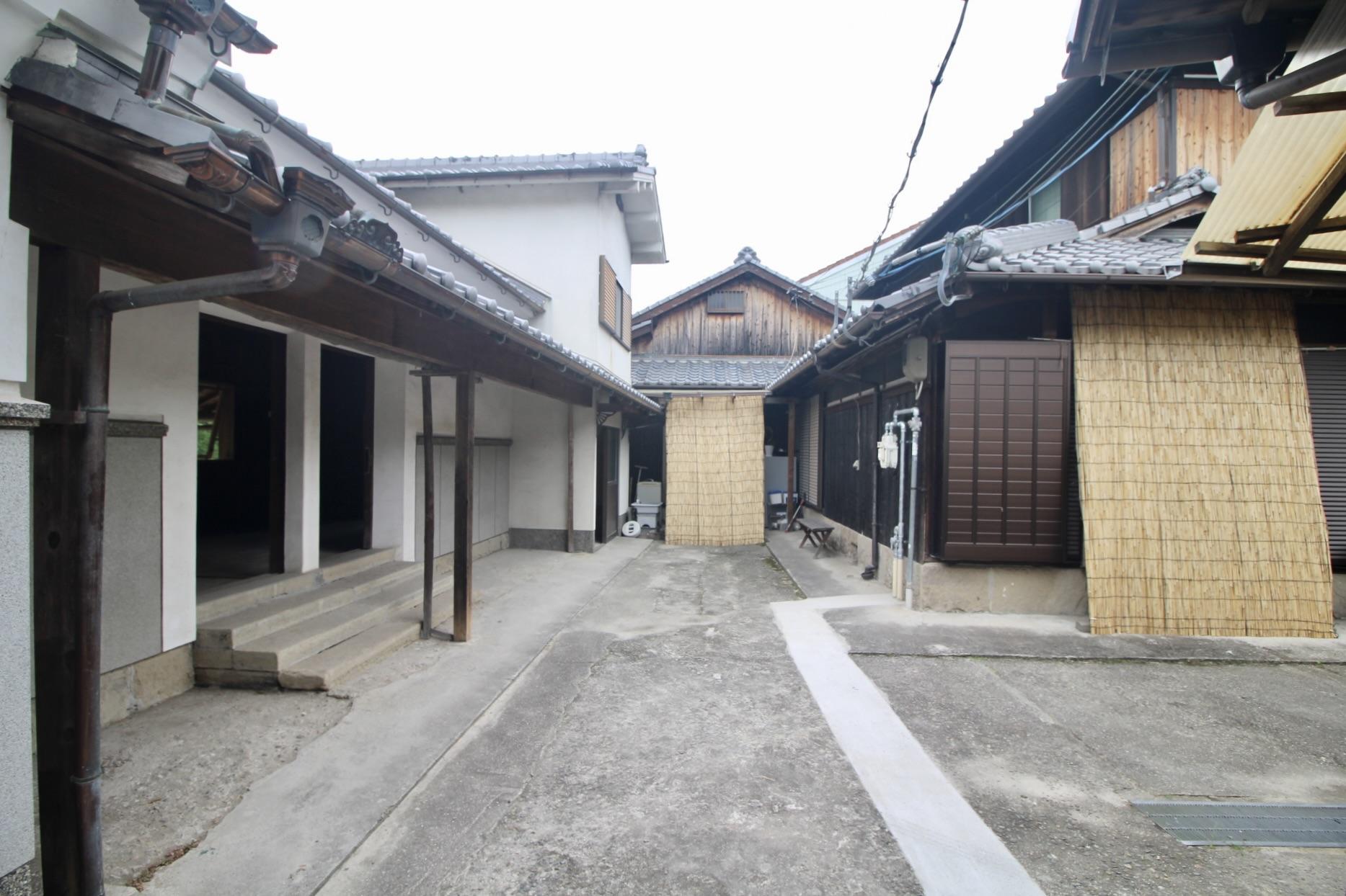 神戸市須磨区白川の賃貸物件/写真左手が本物件。母屋は住居で、納屋はオーナーが美容サロンをオープンする予定。