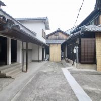 神戸市須磨区白川の賃貸物件/写真左手が本物件。母屋は住居で、納屋はオーナーが美容サロンをオープンする予定。