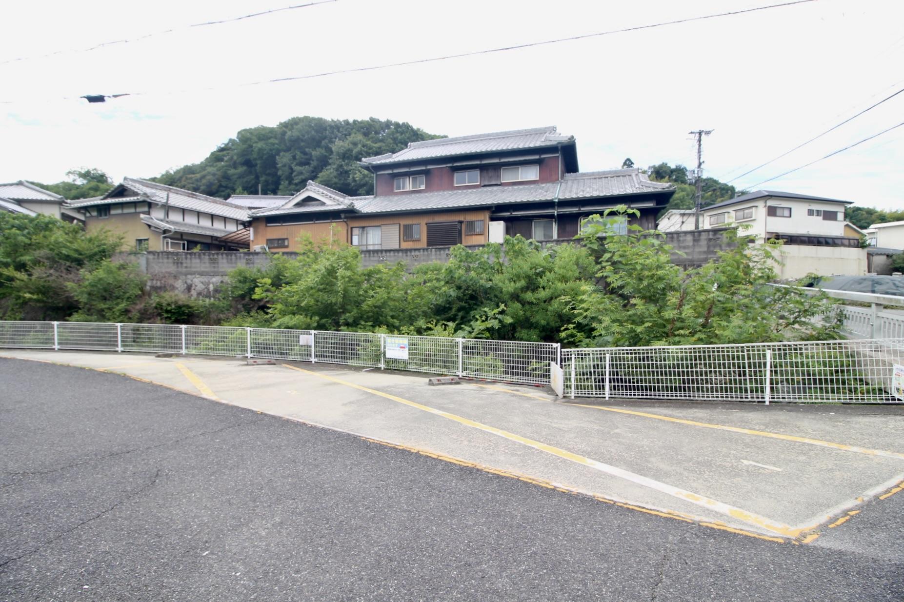 神戸市須磨区白川の賃貸物件/近隣の月極駐車場（1台月額5,000円、3区画あり）。大型車の駐車は難しそうです。