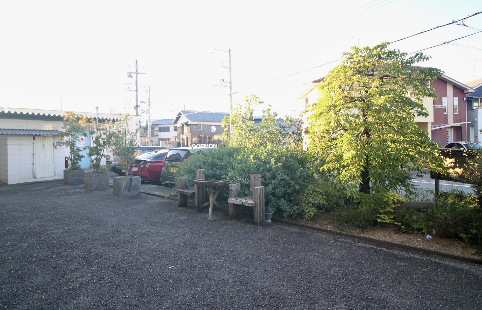 加古郡播磨町北本荘の賃貸物件/敷地内はグリーンが豊富で、素敵なベンチも設置されています