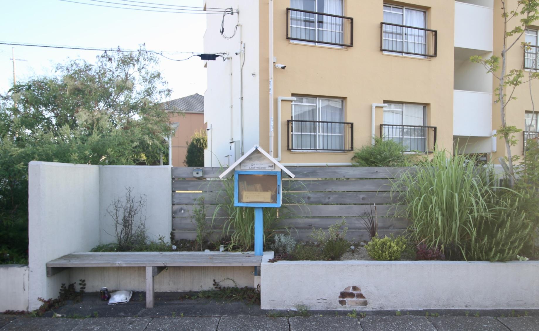 加古郡播磨町北本荘の賃貸物件/共用部に設置されたまちライブラリー。本を通じて、住人も通りがかる人も気軽に交流できる場。