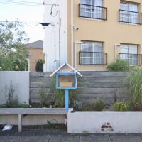 加古郡播磨町北本荘の賃貸物件/共用部に設置されたまちライブラリー。本を通じて、住人も通りがかる人も気軽に交流できる場。