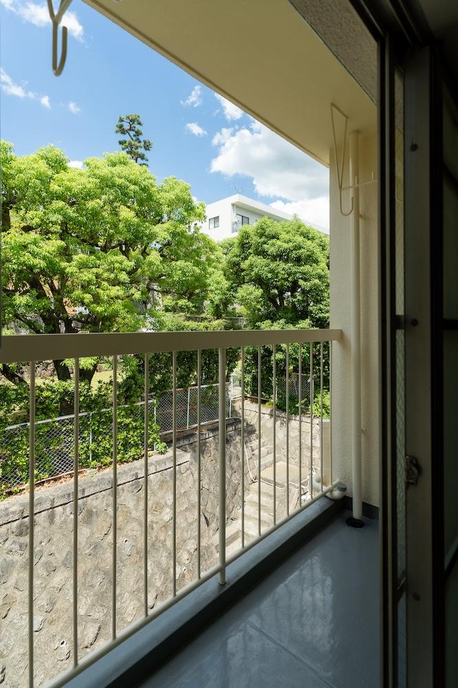 神戸市東灘区森北町の賃貸物件/キッチン横のベランダからはモリモリの緑