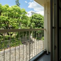神戸市東灘区森北町の賃貸物件/キッチン横のベランダからはモリモリの緑