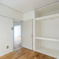 神戸市東灘区森北町の賃貸物件/北側の洋室。既存の押入れも、塗装して印象が変わりました