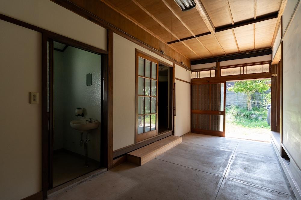 神戸市北区有野町唐櫃の売買物件/玄関は通り土間になっていて、座敷やお風呂、トイレにアクセス