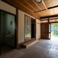 神戸市北区有野町唐櫃の売買物件/玄関は通り土間になっていて、座敷やお風呂、トイレにアクセス