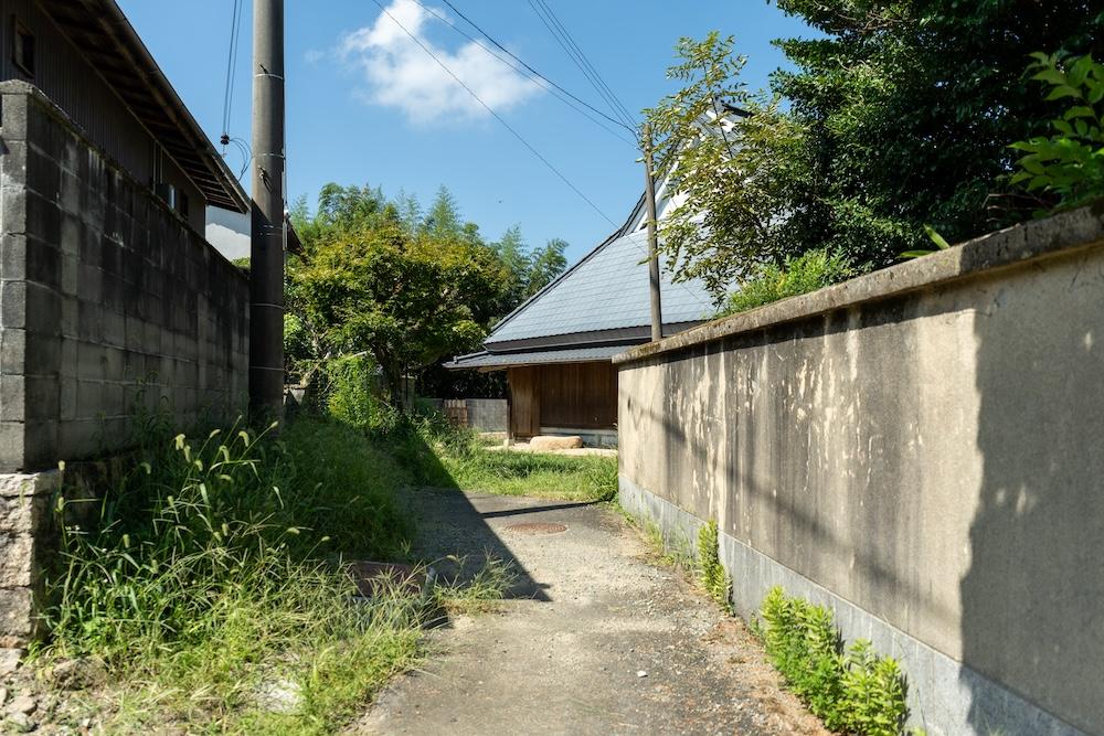 神戸市北区有野町唐櫃の売買物件/細い路地の先に古民家。車が入れるように整備しました