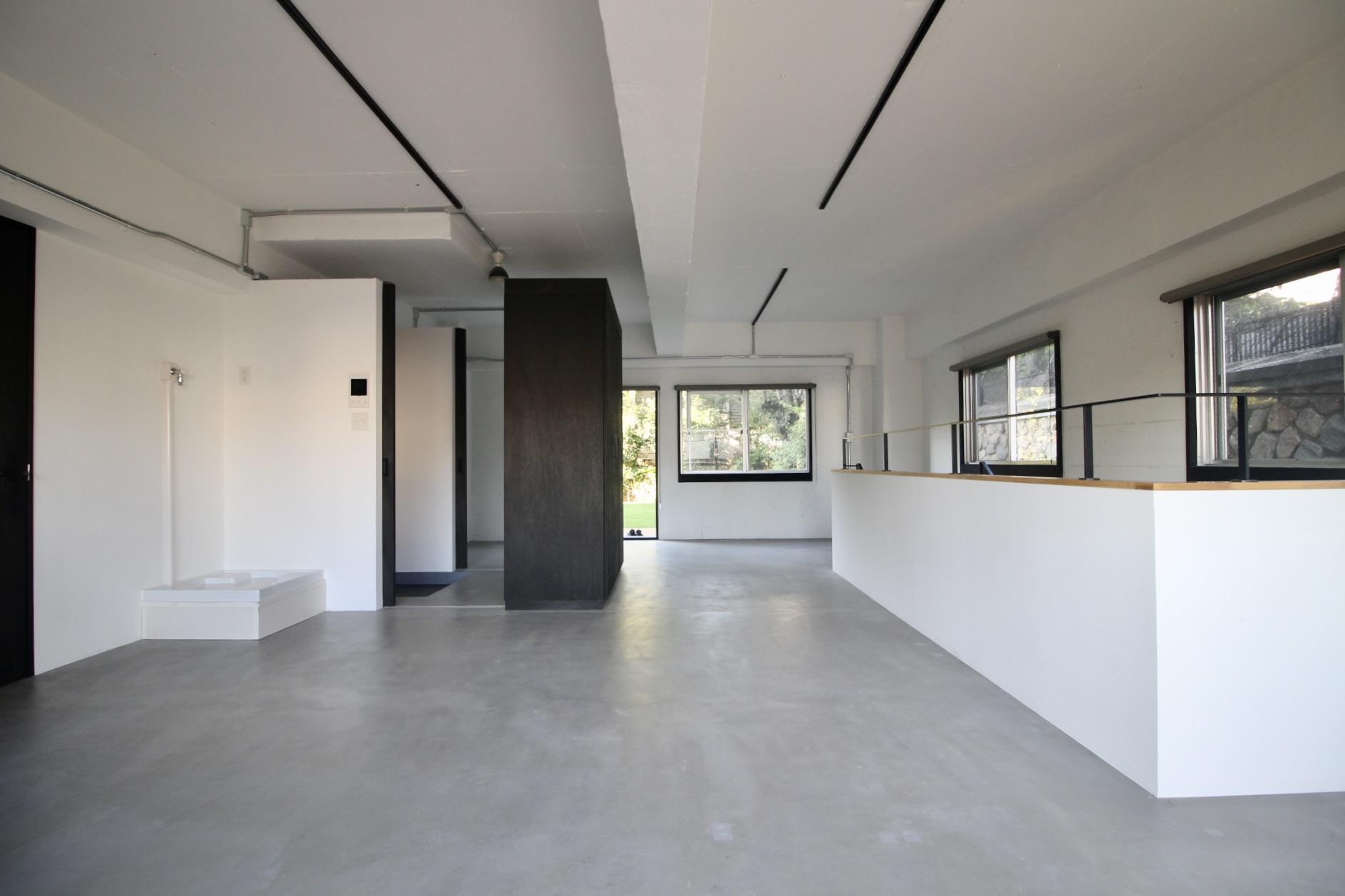 神戸市灘区篠原北町の賃貸物件/モルタルの床と剥き出しの壁・天井が生み出す洗練された空間