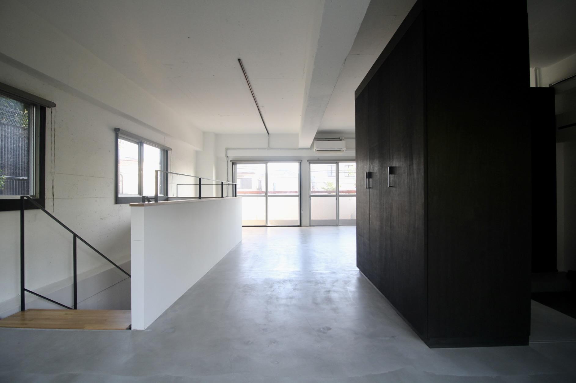 神戸市灘区篠原北町の賃貸物件/モノトーンの建具と金物で統一されたシックな内装